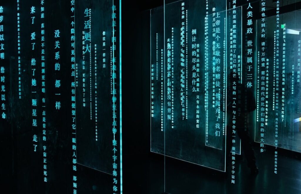 Pantalla y entorno tecnológico que representan los riesgos de los agentes autónomos de inteligencia artificial