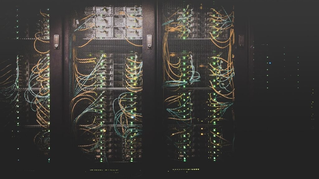 Filas de servidores en un centro de datos que utiliza inteligencia artificial