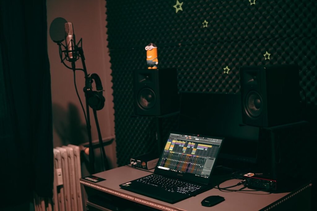 Estudio musical con computadora y audífonos para crear canciones con inteligencia artificial