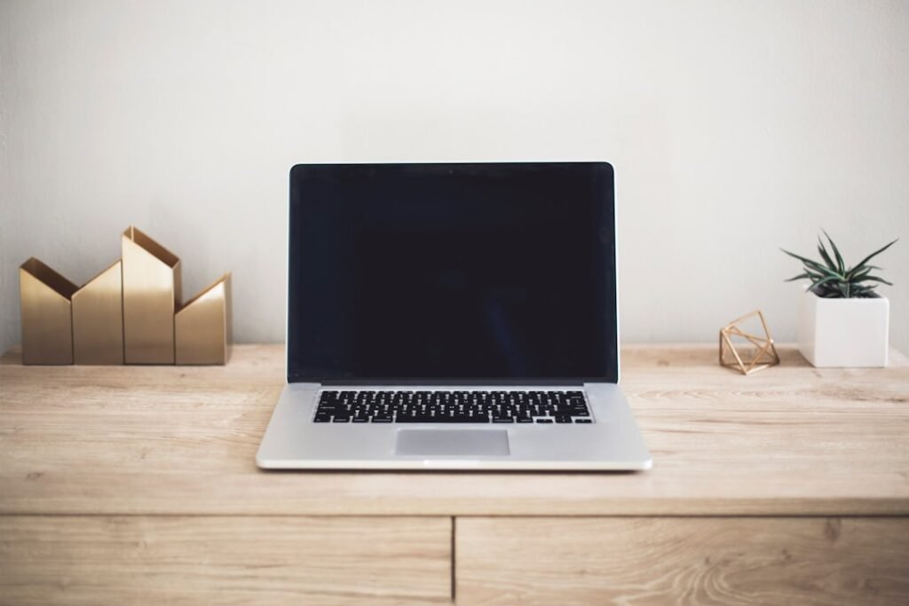 Computadora portátil usada para preparar un currículum