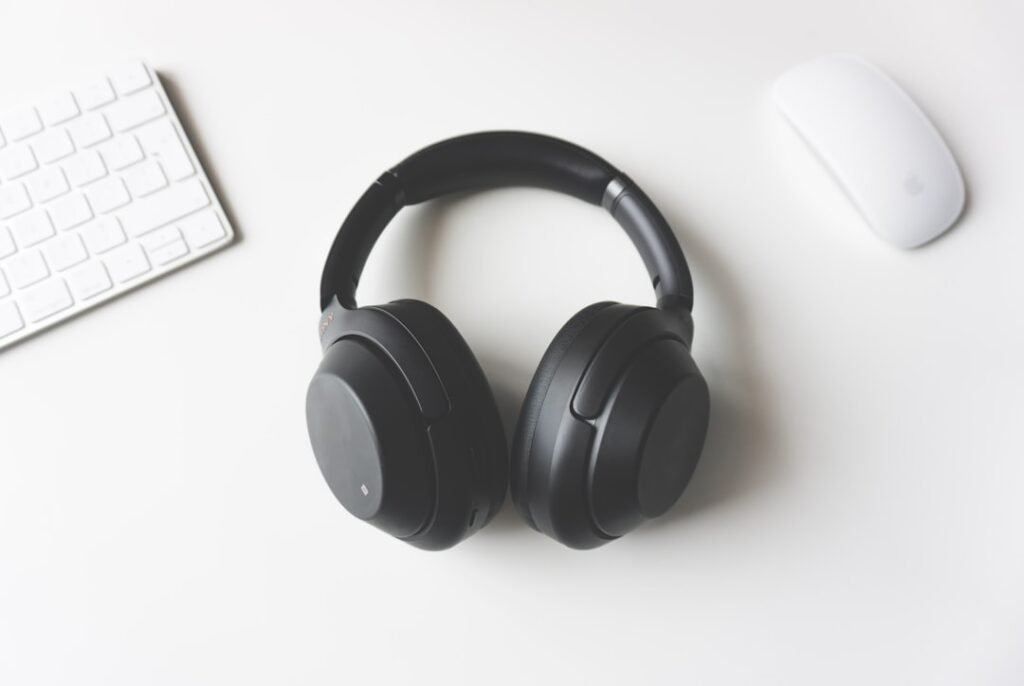 Audífonos y teclado para transcribir audio a texto