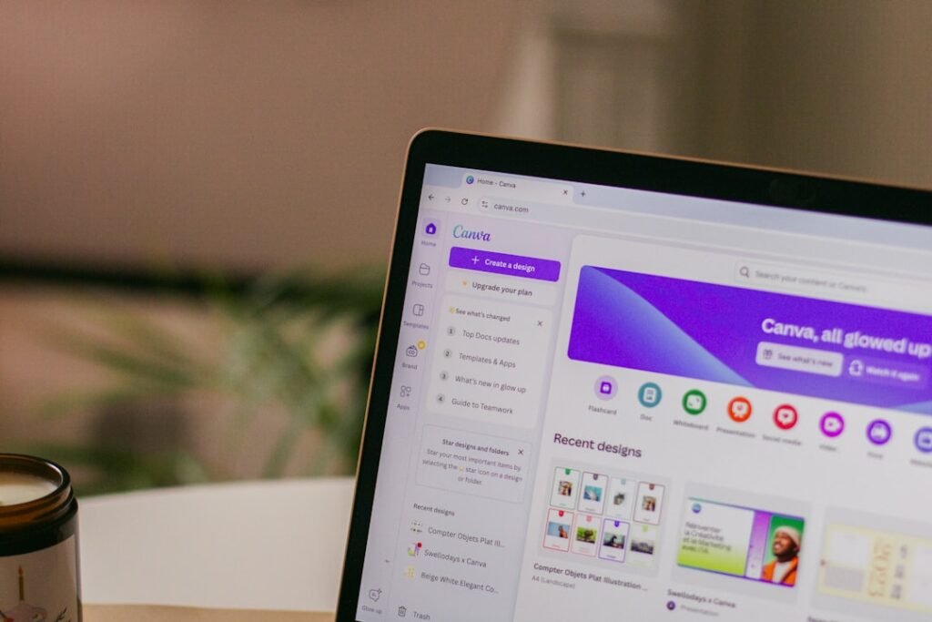 Computadora con Canva abierto para crear diseños con inteligencia artificial