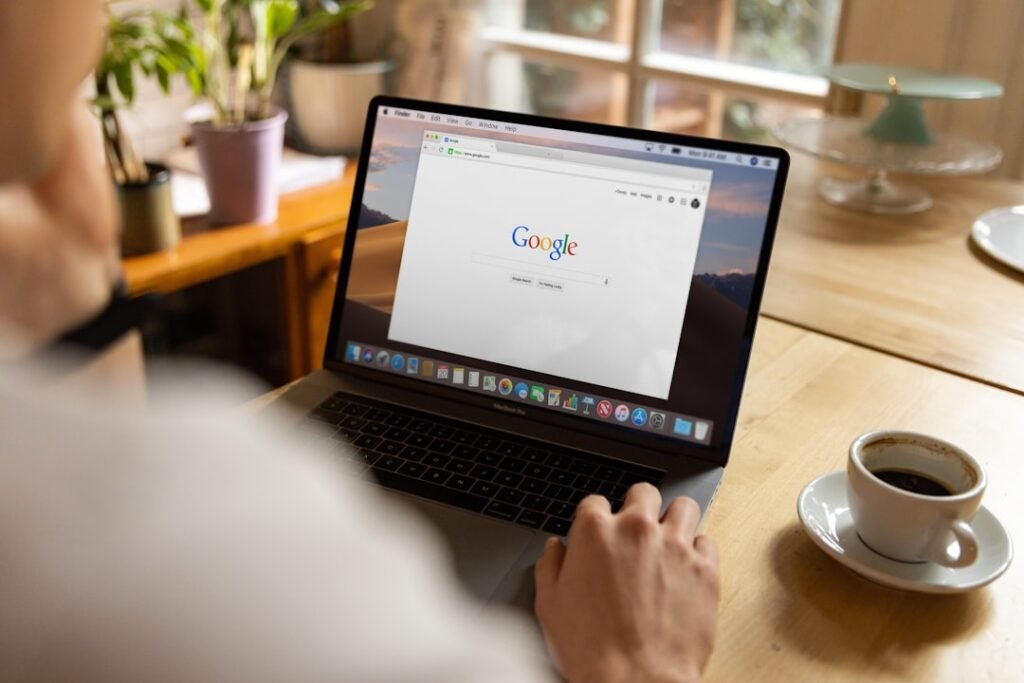Persona utilizando Google Gemini gratis desde un ordenador portátil