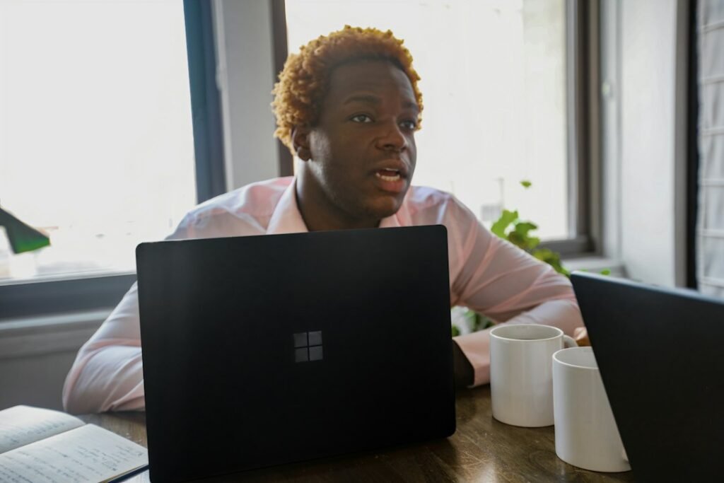 Profesional utilizando Microsoft Copilot gratis en un ordenador portátil