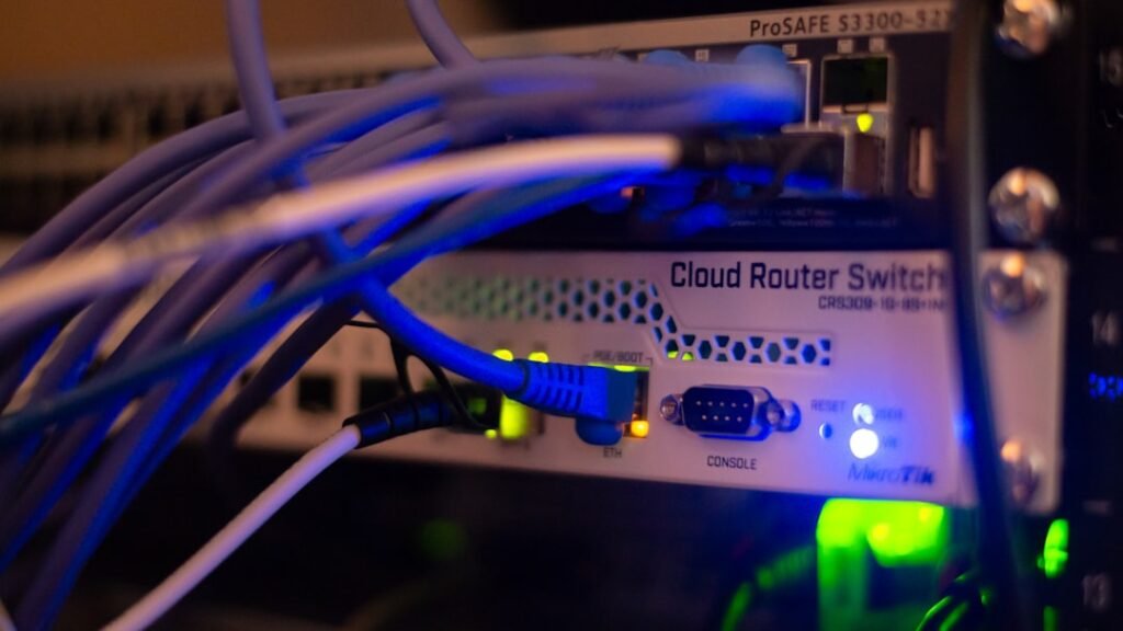 Equipos y conexiones de un centro de datos que representan la competencia global por el desarrollo de inteligencia artificial