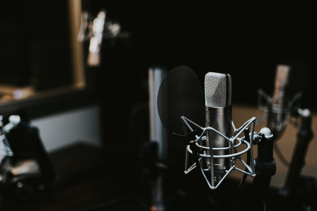 Micrófono de estudio utilizado para crear una voz en off con inteligencia artificial a partir de texto