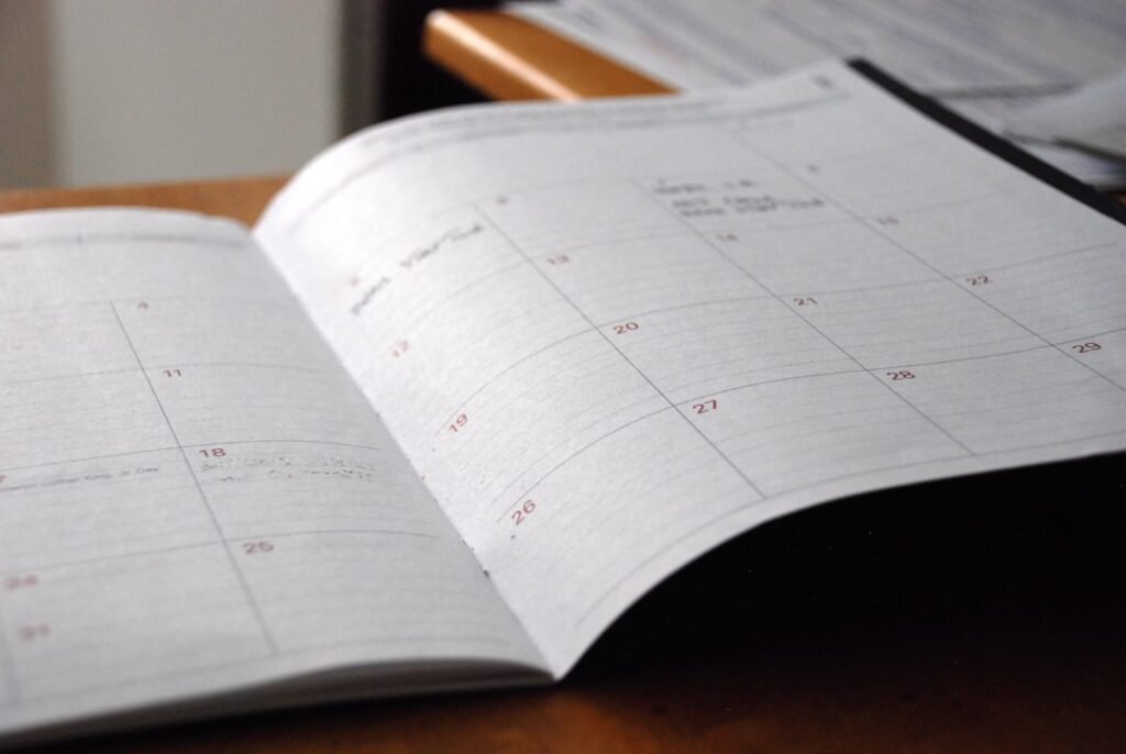 Calendario y escritorio para planificar contenido semanal