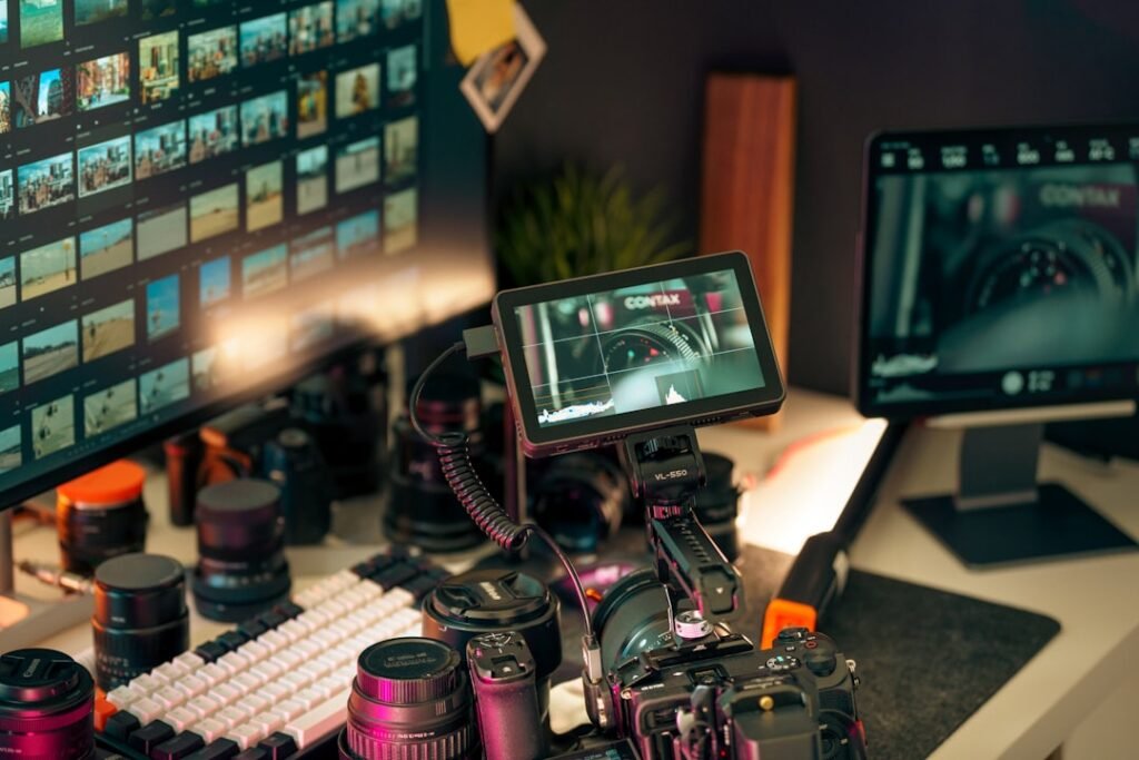 Estudio creativo con computadora, cámara y equipo para crear y editar videos con inteligencia artificial