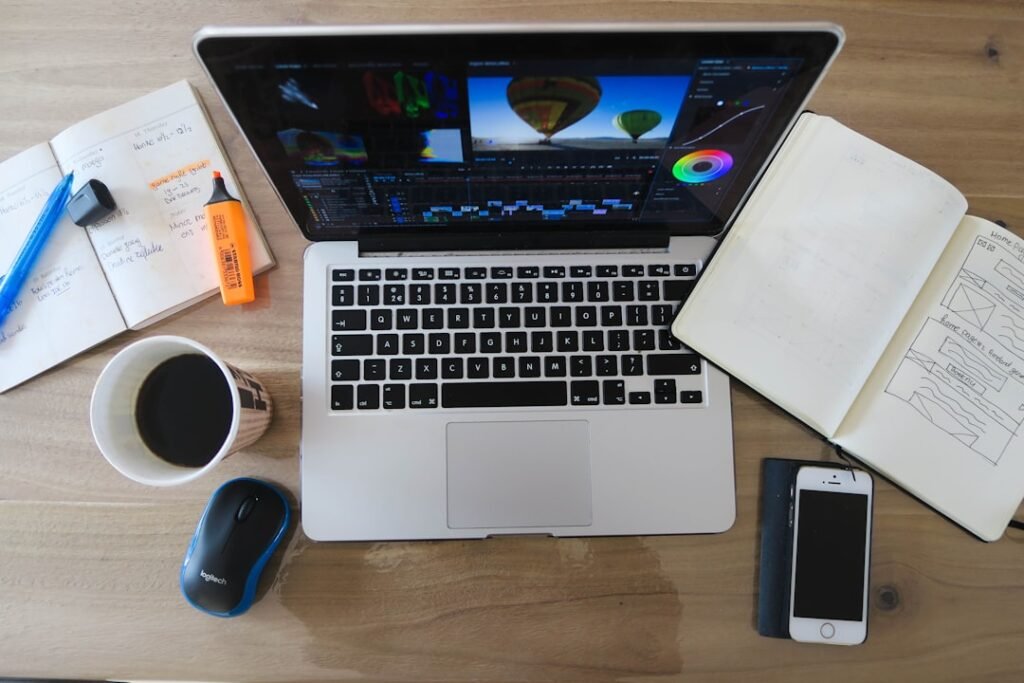 Espacio creativo con ordenador portátil y cuaderno para escribir un ebook