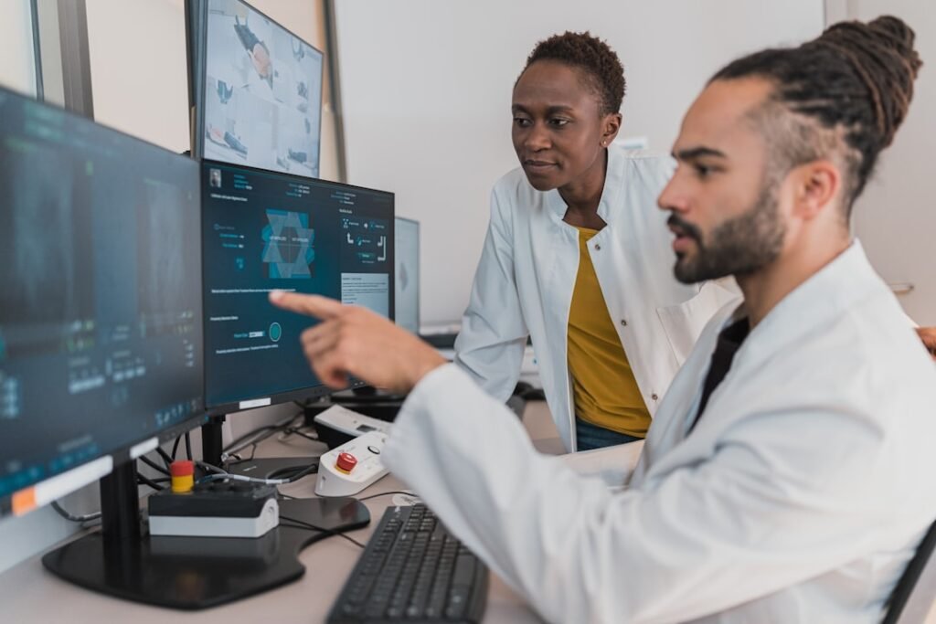 Profesionales de salud revisan imágenes médicas digitales con apoyo tecnológico