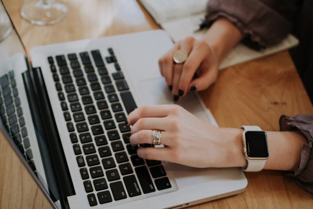 Profesional trabajando en su currículum y perfil laboral desde una computadora portátil