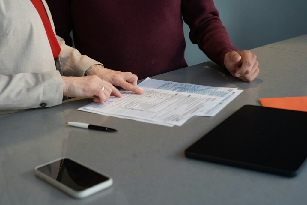 Equipo revisando notas y tareas de una reunión de trabajo
